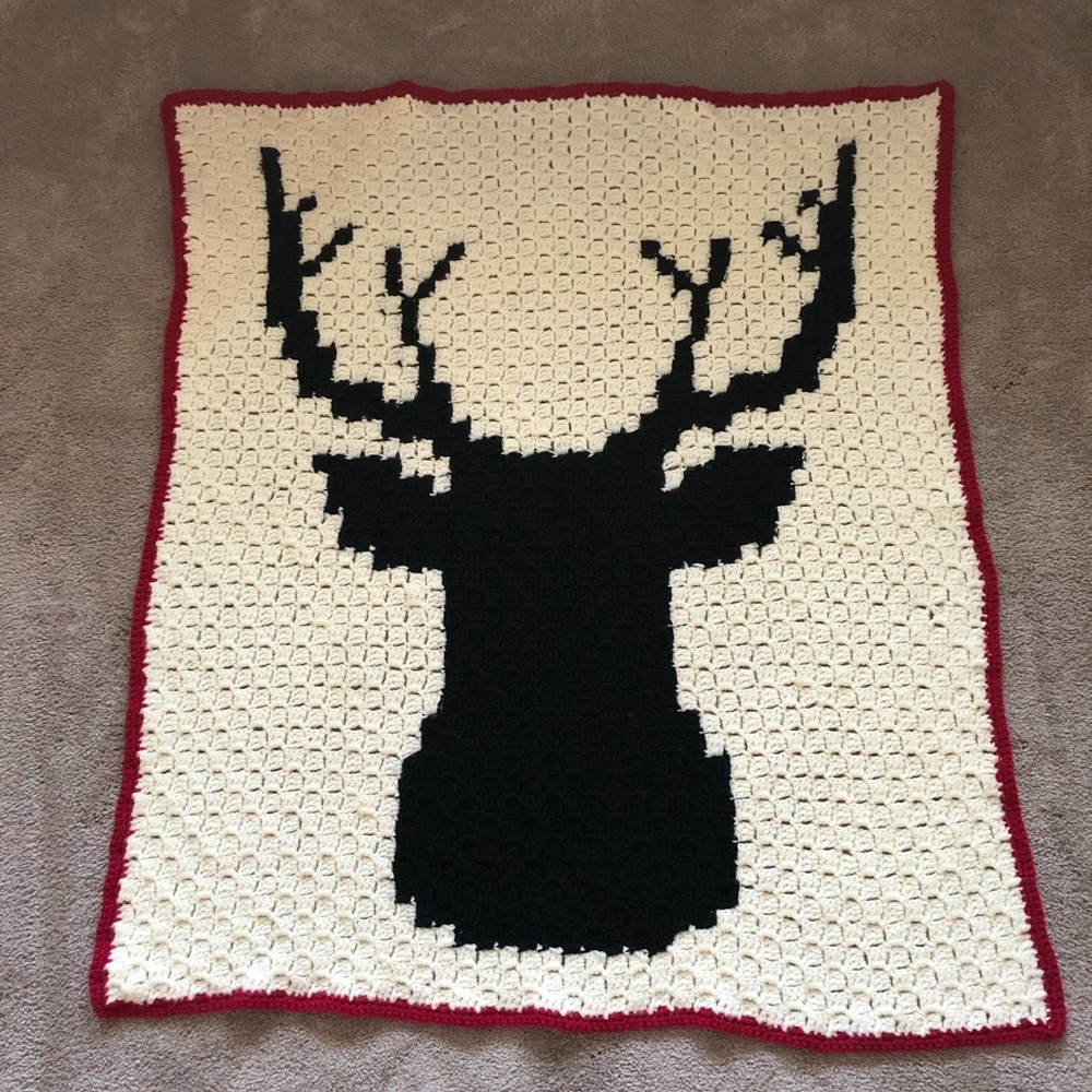 Crochet deer head blanket